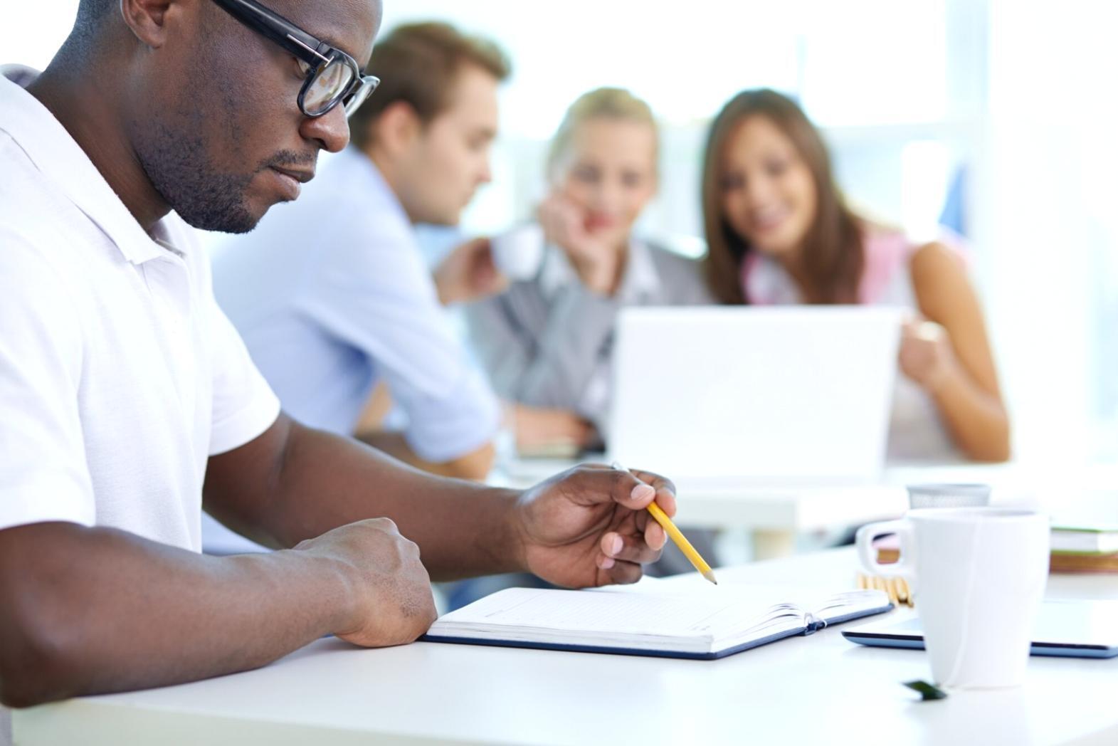 Environnement d'apprentissage collaboratif pour l'analyse financière